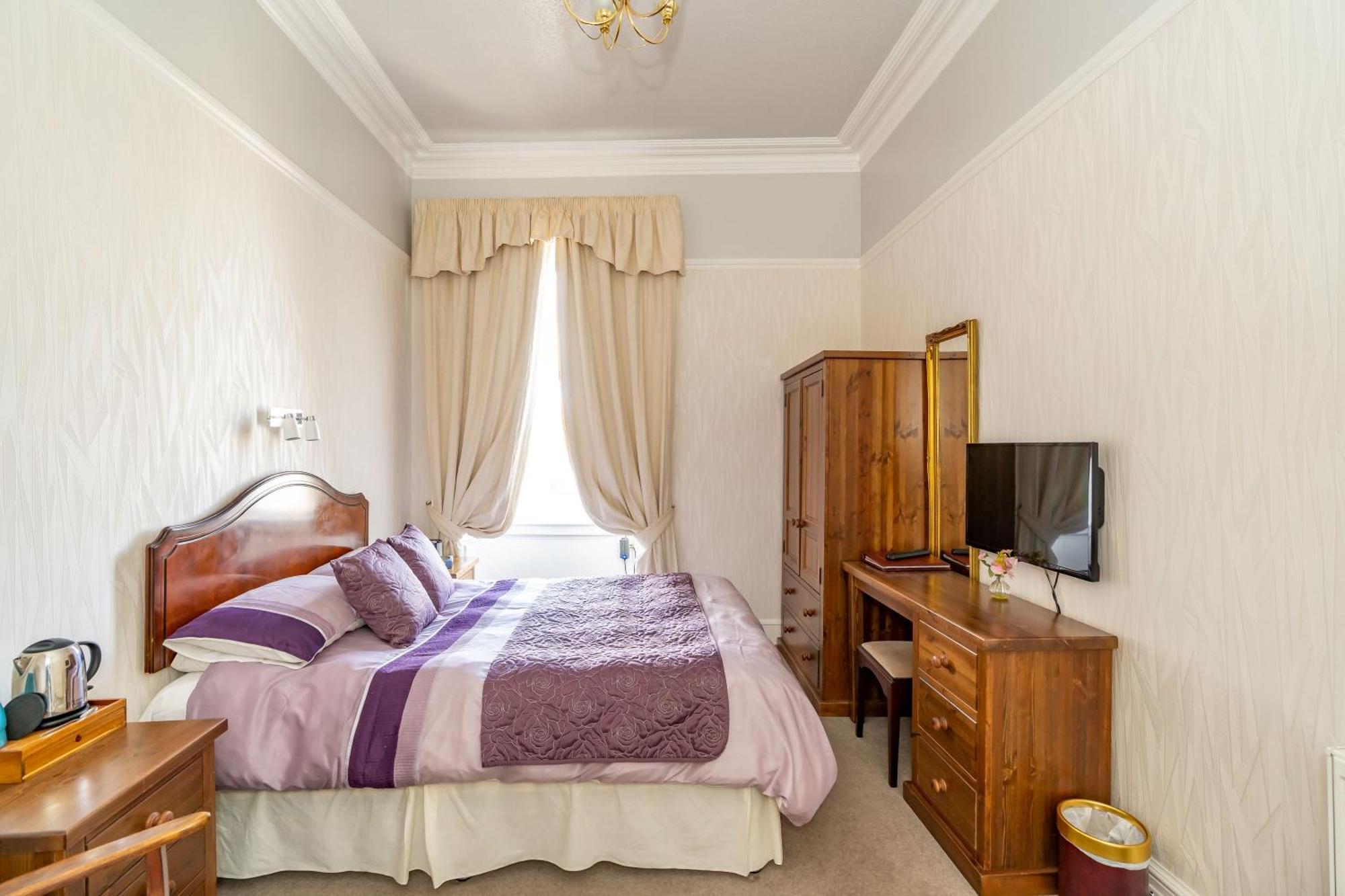 Gifford House 4*